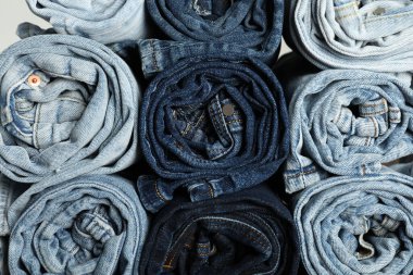 Arka plan olarak farklı modaya uygun kot pantolon, üst görünüm