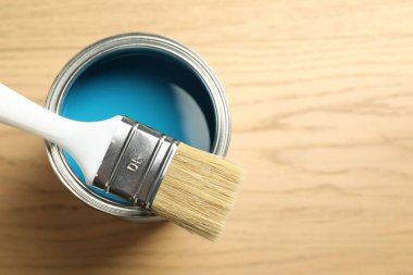 Açık mavi boya ve ahşap arka planda fırça, üst manzara. Metin için boşluk