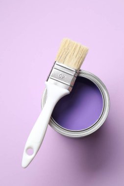 Menekşe arka planda parlak boya ve fırça kutusu, üst görünüm