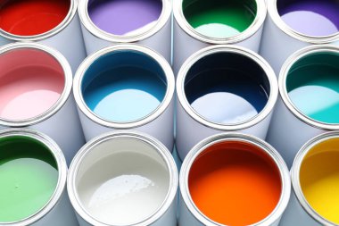 Arkaplan olarak farklı boya kutuları, yakın plan