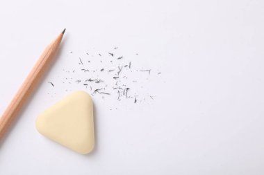 Silgi, kalem ve kağıt üzerindeki kırıntılar. Metin için boşluk