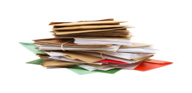 Beyaz zemin üzerinde farklı kağıt zarflar yığını. Postane