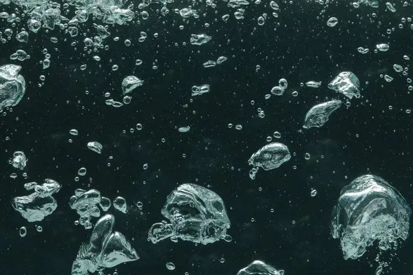 Siyah arkaplanda birçok su kabarcığı, yakın plan