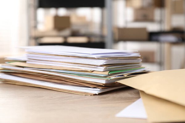 Много разных конвертов на столе в почтовом отделении