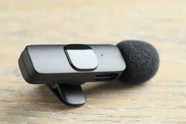 Lavalier mikrofonu ahşap masada, yakın plan. Ses ekipmanları