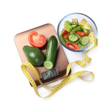 Salata, ürün ve mezura içeren elektronik mutfak terazileri beyaza izole edilmiş.