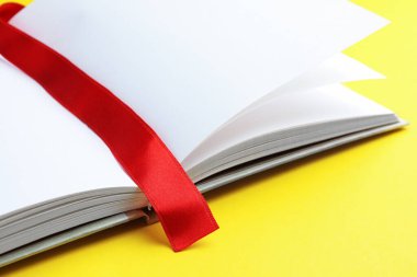 Sarı arkaplanda kırmızı kurdele yer imine sahip açık planlayıcı, yakın plan