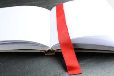 Gri desenli tabloda kırmızı kurdele yer imi olan açık planlayıcı, kapat