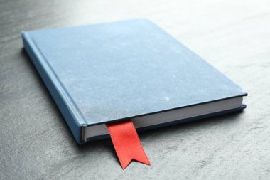 Gri desenli masa üzerinde kırmızı kurdele yer imi olan planlayıcı, yakın plan