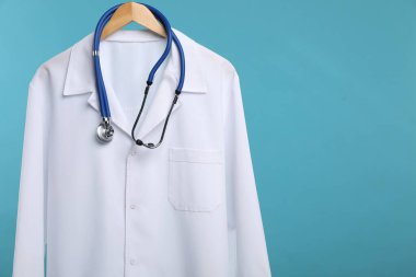 Mavi arka planda steteskoplu doktor ceketi. Metin için boşluk