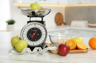 Meyveli mutfak pulları, mezura ve açık mermer masada yulaf ezmesi.