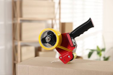 Kapalı alandaki karton kutuda yapıştırıcı bantlı şeker kutusu.