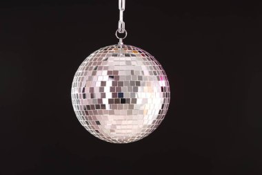 Siyah arkaplanda parlak bir disko topu