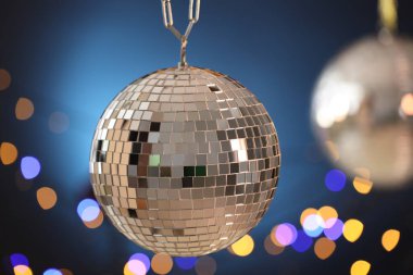 Mavi gradyan arkaplanda parlak disko topu ve bulanık ışıklar