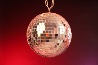 Renk gradyanı arka planında parlak disko topu