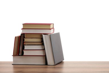 Beyaz arka plana karşı ahşap masada birçok eski kitap