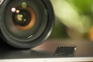 Bilgisayarda SD hafıza kartı ve fotoğraf makinesi, yakın plan.