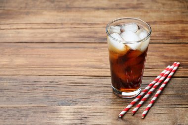 Kola, cam küpler ve tahta masa üzerindeki pipetlerle tazeleniyor. Metin için boşluk