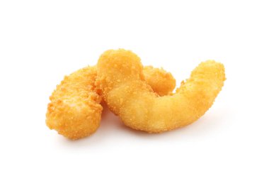 İki lezzetli tempura karidesi beyaz üzerine izole edilmiş.