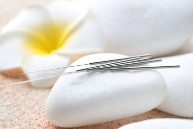 Akupunktur iğneleri ve spa taşları ışık desenli masa, yakın çekim