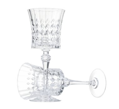 Beyaz üzerine izole edilmiş iki boş bardak.