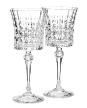 Beyaz üzerine izole edilmiş iki boş bardak.