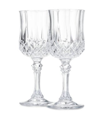 Beyaz üzerine izole edilmiş iki boş bardak.