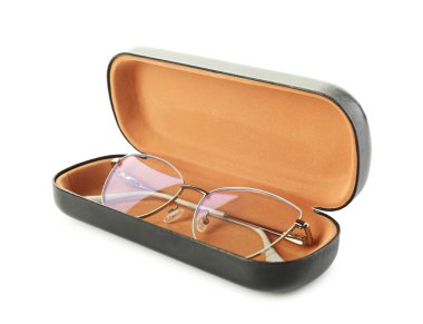 Beyaz gözlüklü, şık bir çanta.