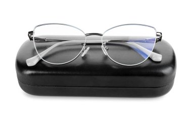 Beyaz gözlüklü, şık bir çanta.