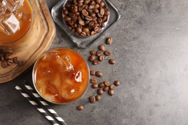 Lezzetli buzlu kahve ve fasulyeler gri masada, düz yerde. Metin için boşluk