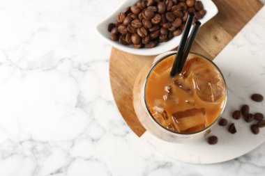 Lezzetli buzlu kahve ve fasulye, beyaz mermer masa, üst manzara. Metin için boşluk