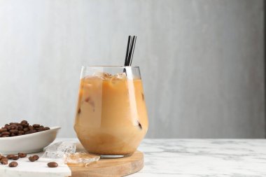 Lezzetli buzlu kahve ve fasulyeler beyaz mermer masada. Metin için boşluk