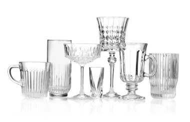 Beyaza izole edilmiş farklı boş bardaklar.