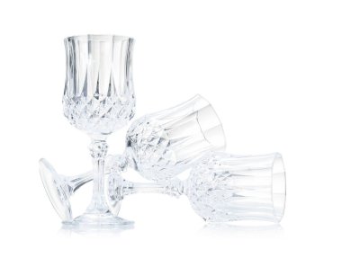 Beyaz üzerine izole edilmiş üç boş bardak.