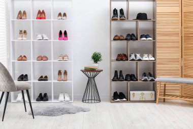 Ayakkabı deposu. Farklı ayakkabı, sandalye, bank ve sehpa rafları.