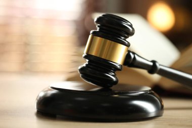 Hakimin tokmak ve kitap kapalı ahşap masa, seçici odak