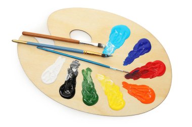 Beyaz renkte ve fırçalı ahşap palet, üst manzara.