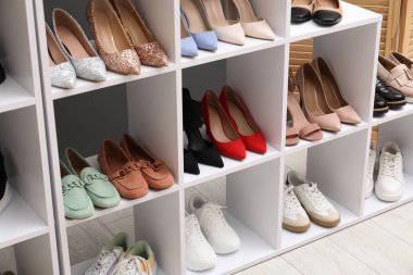 Ayakkabı deposu. Farklı ayakkabıları olan raf ünitesi içeride.