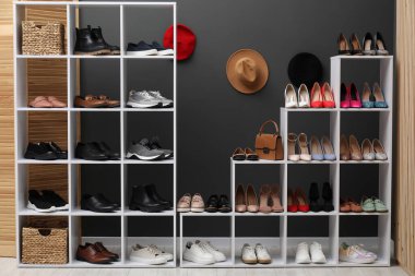 Ayakkabı deposu. Farklı ayakkabı ve aksesuarlara sahip raf ünitesi.