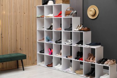 Ayakkabı deposu. Farklı ayakkabı, aksesuar ve kanepe rafları.