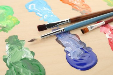 Boya ve fırçalı ahşap palet, yakın plan.