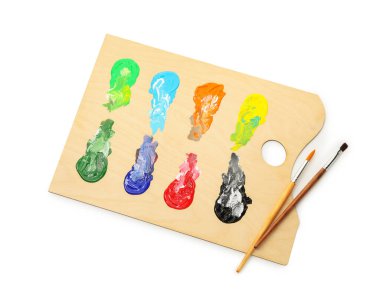 Beyaz renkte ve fırçalı ahşap palet, üst manzara.