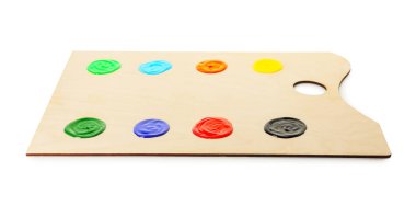 Beyaz üzerine izole boyalar ile ahşap palet