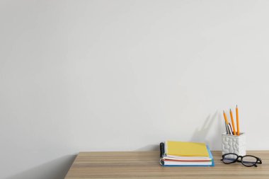 Ahşap ofis masasında farklı kırtasiye ve gözlük beyaz arkaplan, metin için yer