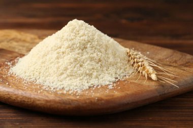 Tahta masaya un ve çivi yığını, yakın plan.