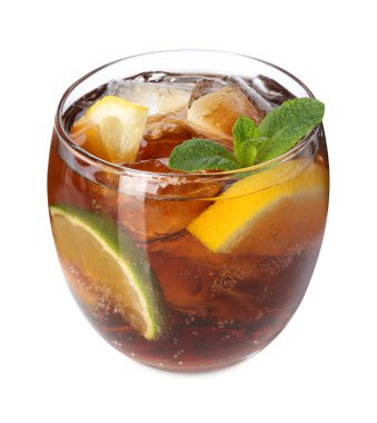 Küba libre kokteylini beyaza izole edilmiş nane şekeriyle tazeliyorum.