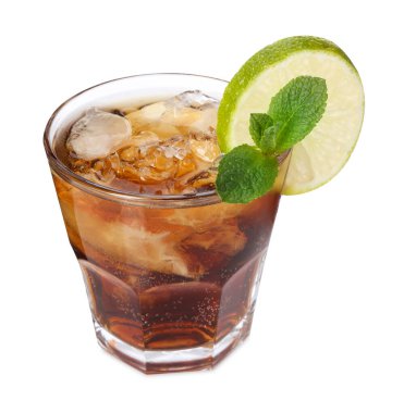 Küba libre kokteylini beyaza izole edilmiş nane şekeriyle tazeliyorum.