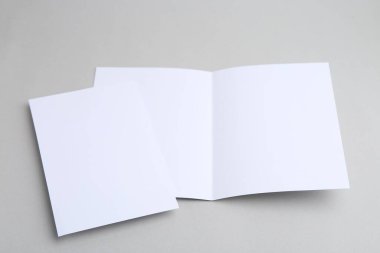 Işık arkaplanındaki boş tebrik kartları, kapat