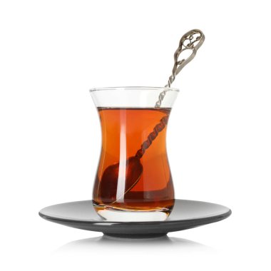Beyaza izole edilmiş cam bardakta lezzetli Türk çayı