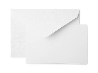 Beyaz arkaplanda boş tebrik kartı ve kağıt zarf, üst görünüm